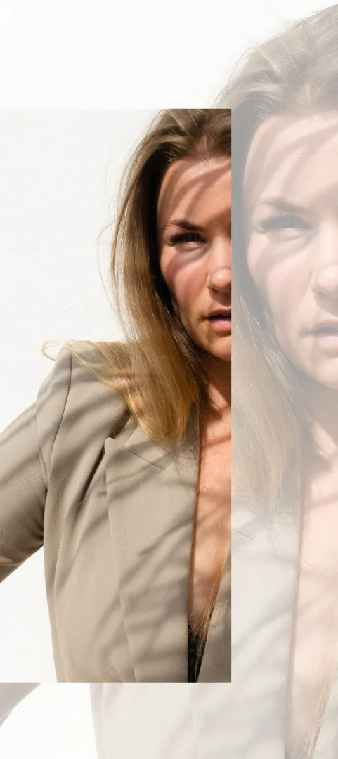 Clenda Moen in een beige blazer, kunstzinnige fotocollage